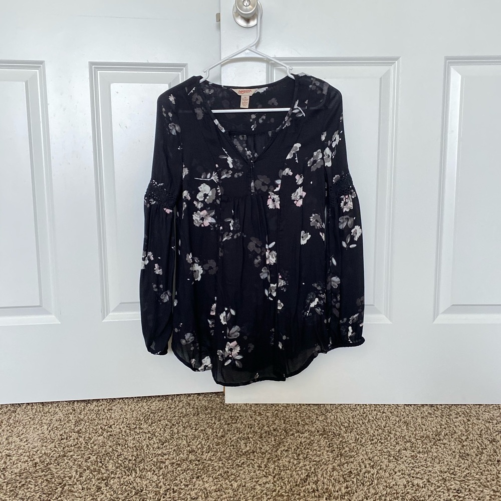 Black blouse w/white flower print